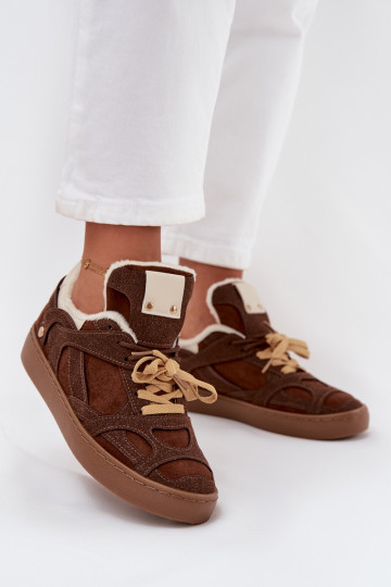 Zapatillas modelo zapatos. Femenino con una plataforma calentamiento con pelo dentro color marrón Solvia