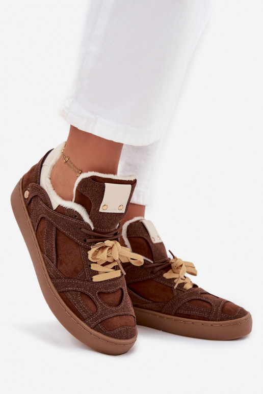 Zapatillas modelo zapatos. Femenino con una plataforma calentamiento con pelo dentro color marrón Solvia