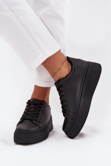 Zapatillas modelo zapatos. Femenino con una plataforma de color negro Sallira