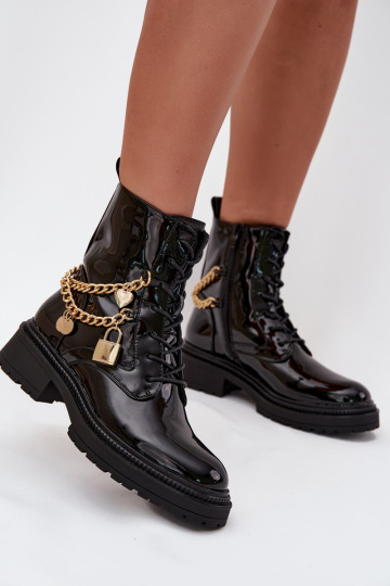 Botines de trabajo para mujer con efecto charol, detalles dorados y cadena, negras Sarinae