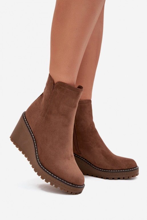 calentamiento Botas en una cuñade gamuza ecológicau color marrón Tiene quevona