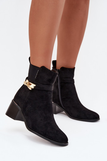 Botines forrados para mujeres con detalles dorados en color negro Sarona