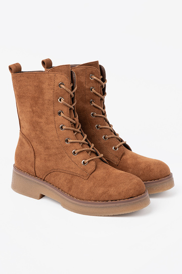 Conveniente botas altas de montar A kolorze karmeloAym en una suela plana