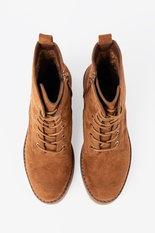 Conveniente botas altas de montar A kolorze karmeloAym en una suela plana