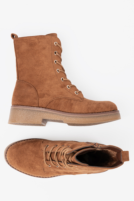 Conveniente botas altas de montar A kolorze karmeloAym en una suela plana