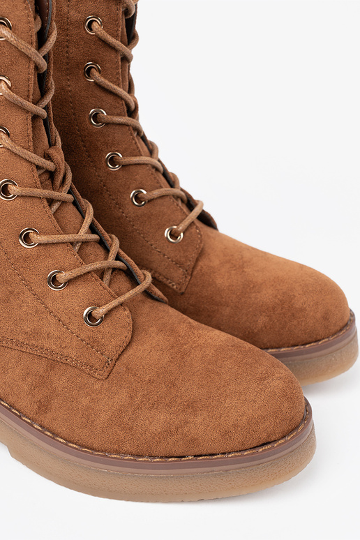 Conveniente botas altas de montar A kolorze karmeloAym en una suela plana