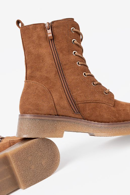 Conveniente botas altas de montar A kolorze karmeloAym en una suela plana