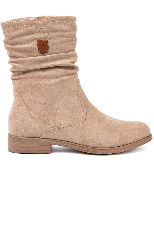 beige zapatos con un top con volantes