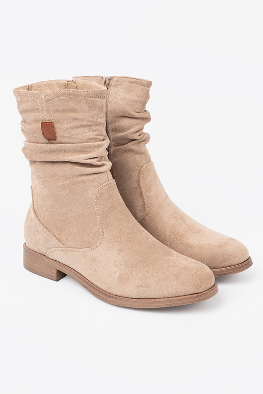 beige zapatos con un top con volantes