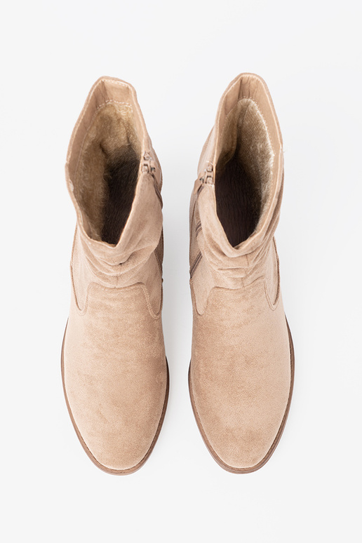 beige zapatos con un top con volantes