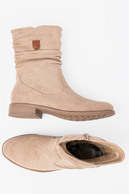 beige zapatos con un top con volantes