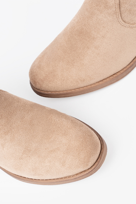 beige zapatos con un top con volantes