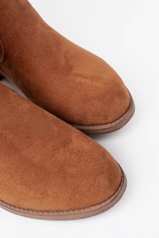 color caramelo zapatos con un top con volantes