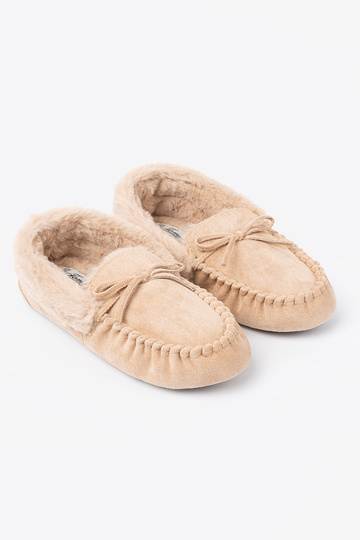 cálido beige kapcie typu mocasines con un arco