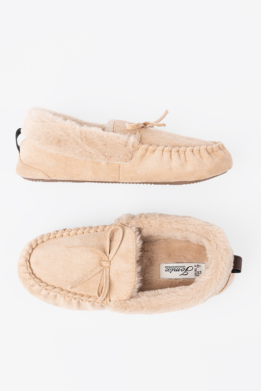 cálido beige kapcie typu mocasines con un arco