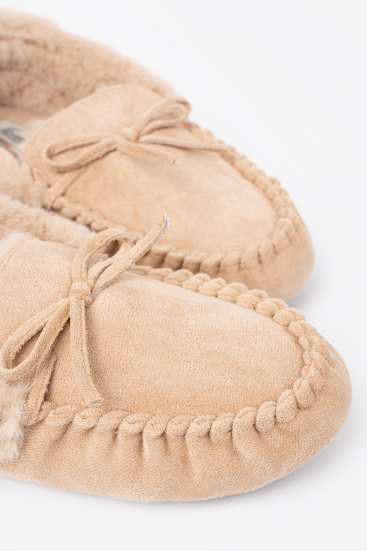 cálido beige kapcie typu mocasines con un arco