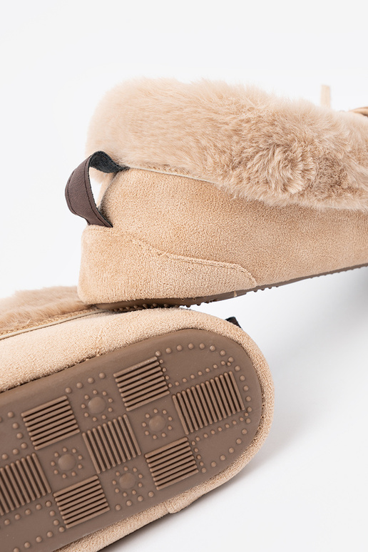 cálido beige kapcie typu mocasines con un arco