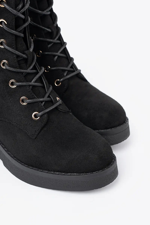 Conveniente botas altas de montar A kolorze de color negrom en una suela plana