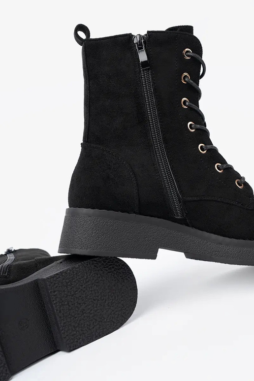 Conveniente botas altas de montar A kolorze de color negrom en una suela plana