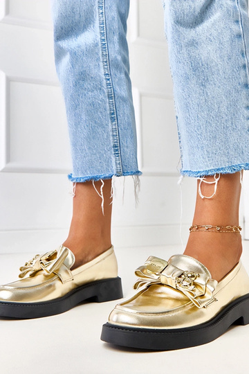 Mocasines dorados con lazo...