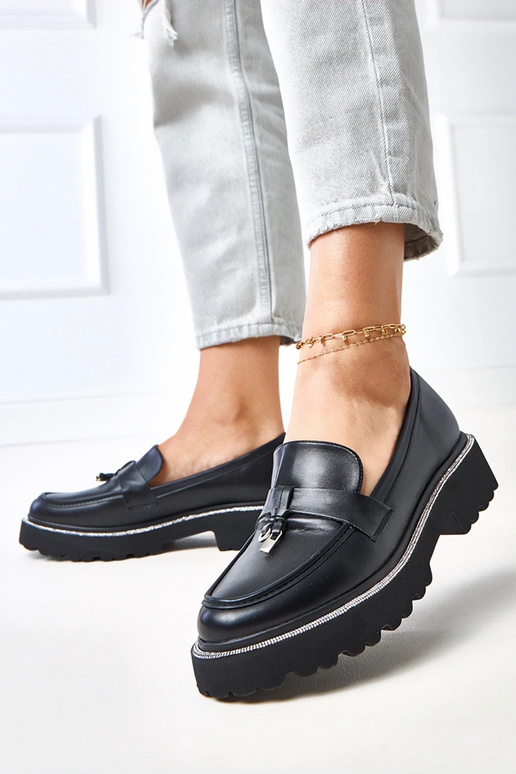 Mocasines negros con adornos y...