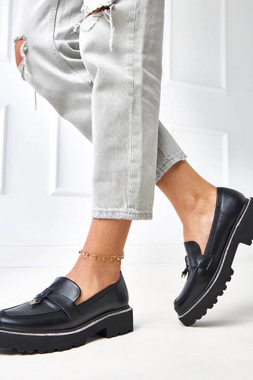 Mocasines negros con adornos y...