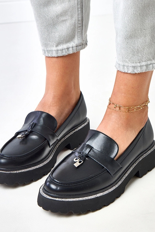 Mocasines negros con adornos y...