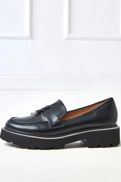 Mocasines negros con adornos y...