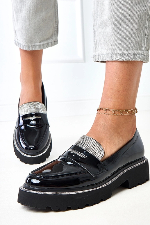 Mocasines negros de charol adornados...