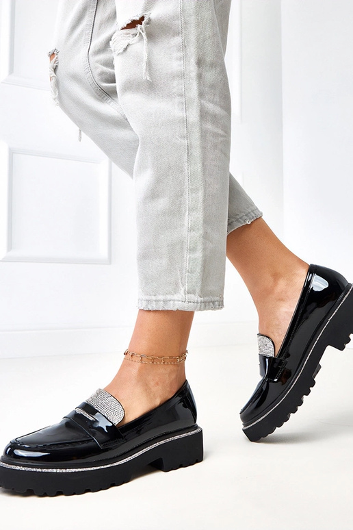 Mocasines negros de charol adornados...