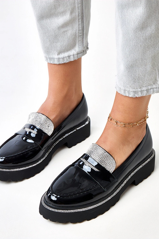 Mocasines negros de charol adornados...