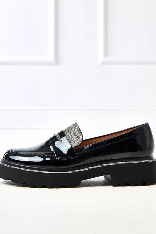 Mocasines negros de charol adornados...