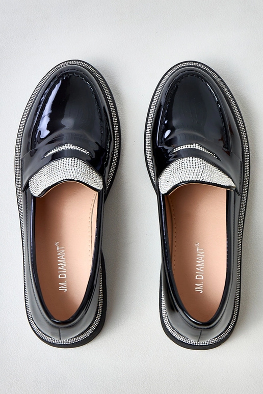Mocasines negros de charol adornados...