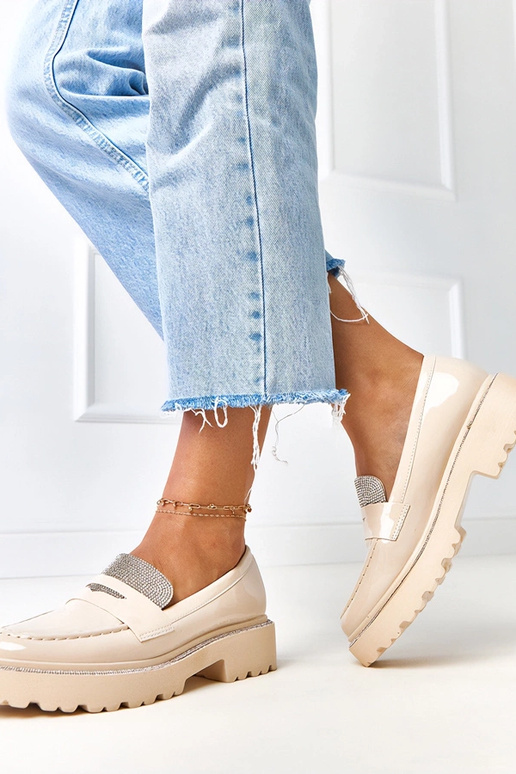 Mocasines beige de charol adornados...