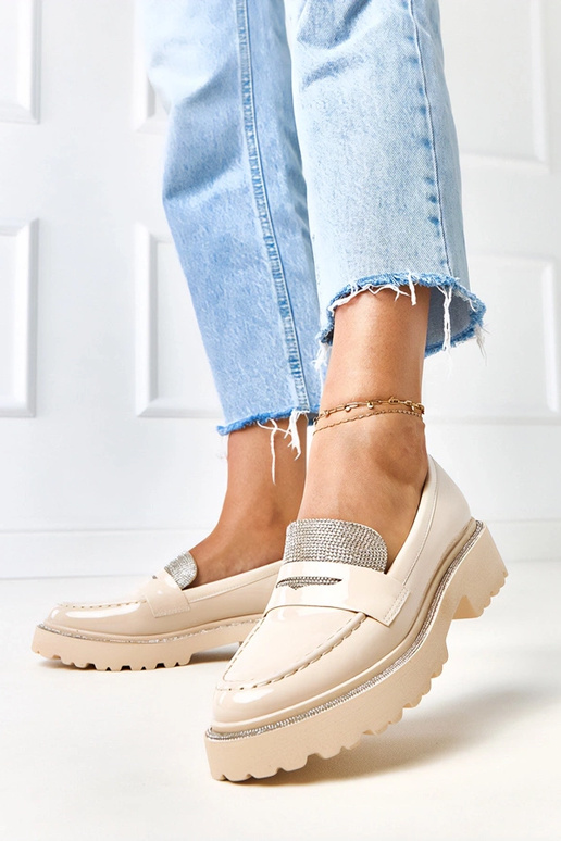 Mocasines beige de charol adornados...