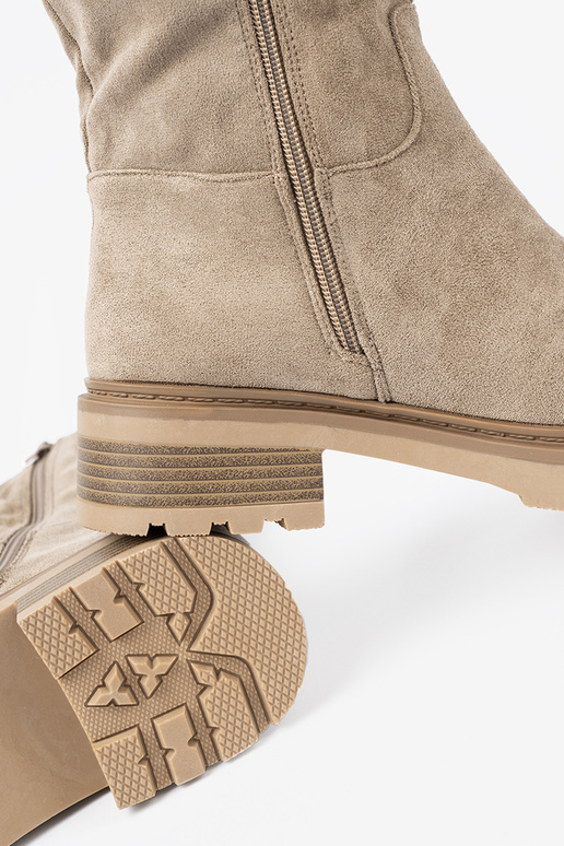 beige zapatos sobre una suela gruesa z choleAką en el tobillo