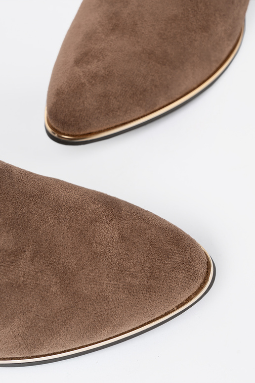 beige zapatos de gamuza en el talon