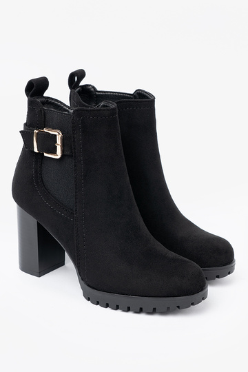 de color negro botas con hebilla decorativa