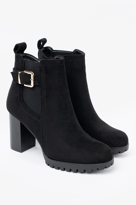 de color negro botas con hebilla decorativa