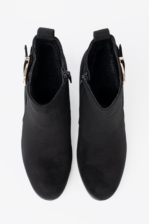 de color negro botas con hebilla decorativa