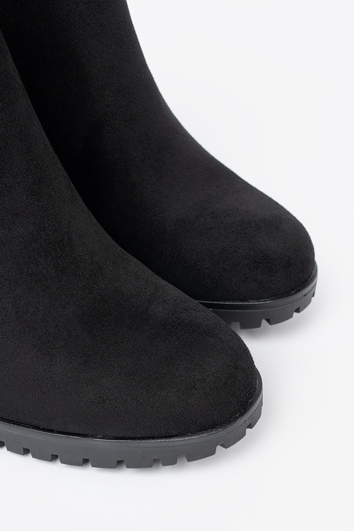 de color negro botas con hebilla decorativa