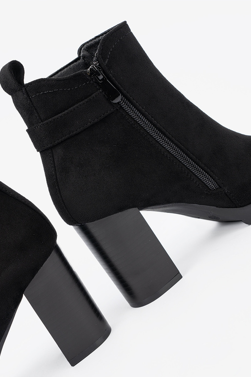 de color negro botas con hebilla decorativa