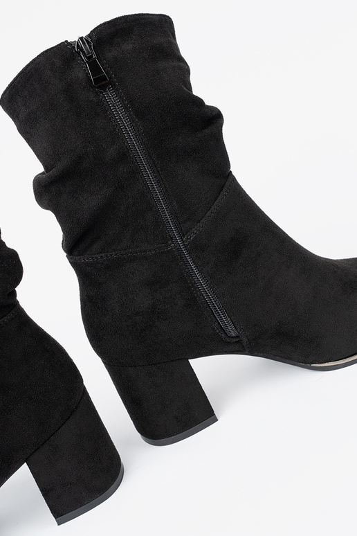 Botas de gamuza de color negro z eleganckim marszczeniem