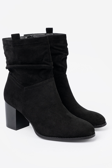de color negro de gamuza botas con un top con volantes