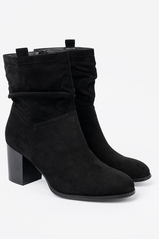 de color negro de gamuza botas con un top con volantes