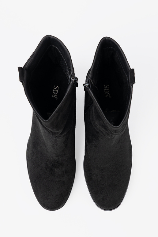 de color negro de gamuza botas con un top con volantes