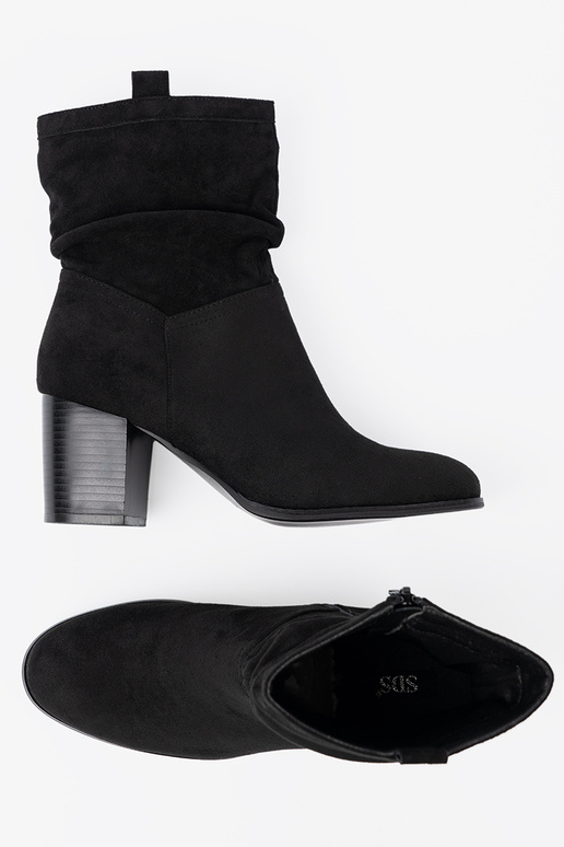 de color negro de gamuza botas con un top con volantes