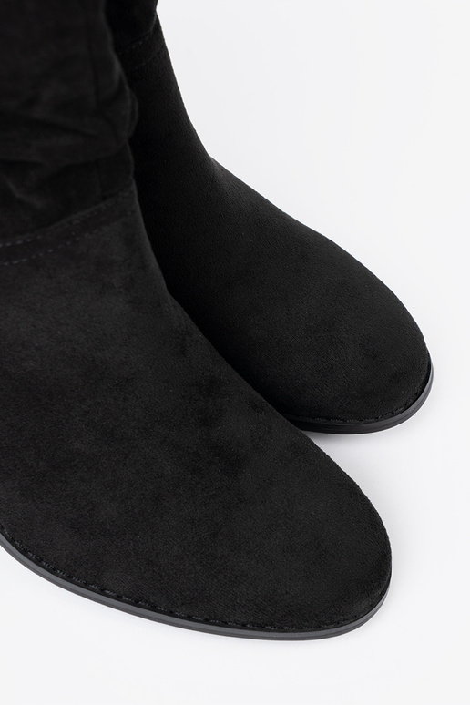 de color negro de gamuza botas con un top con volantes