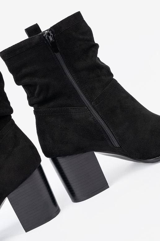 de color negro de gamuza botas con un top con volantes