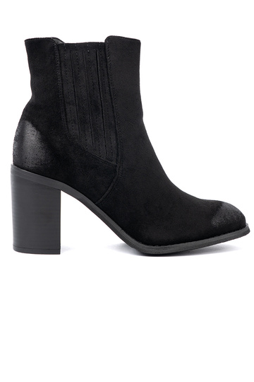 de color negro de gamuza zapatos en un poste alto aislar 2